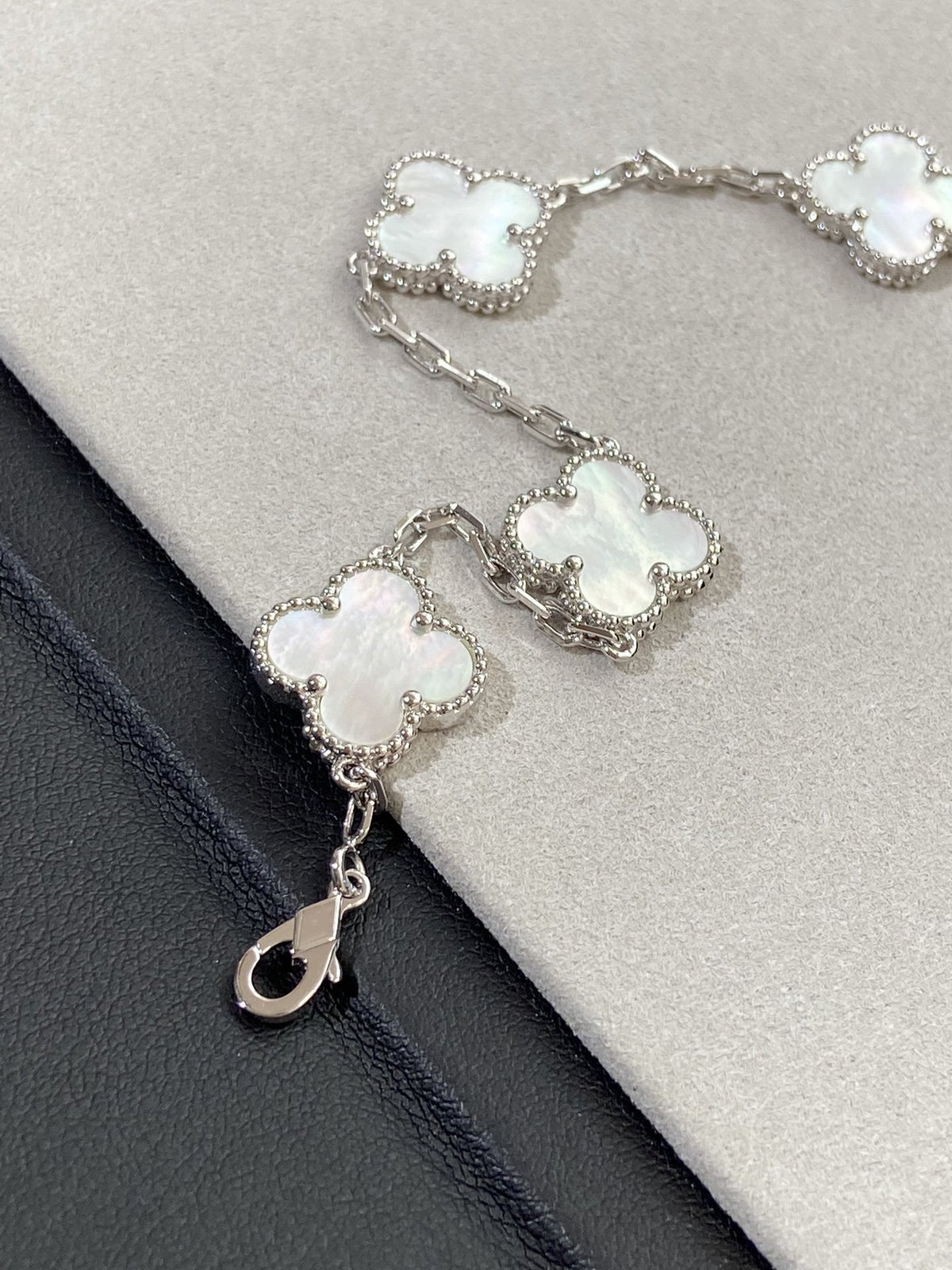 [OAKJURI Jewelry]CLOVER WHITE PEARL MOP 5 MOTIF BRACELET COLLECTION