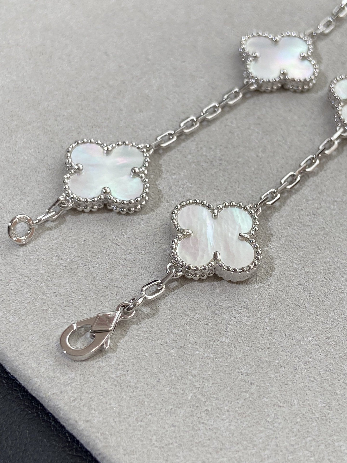 [OAKJURI Jewelry]CLOVER WHITE PEARL MOP 5 MOTIF BRACELET COLLECTION