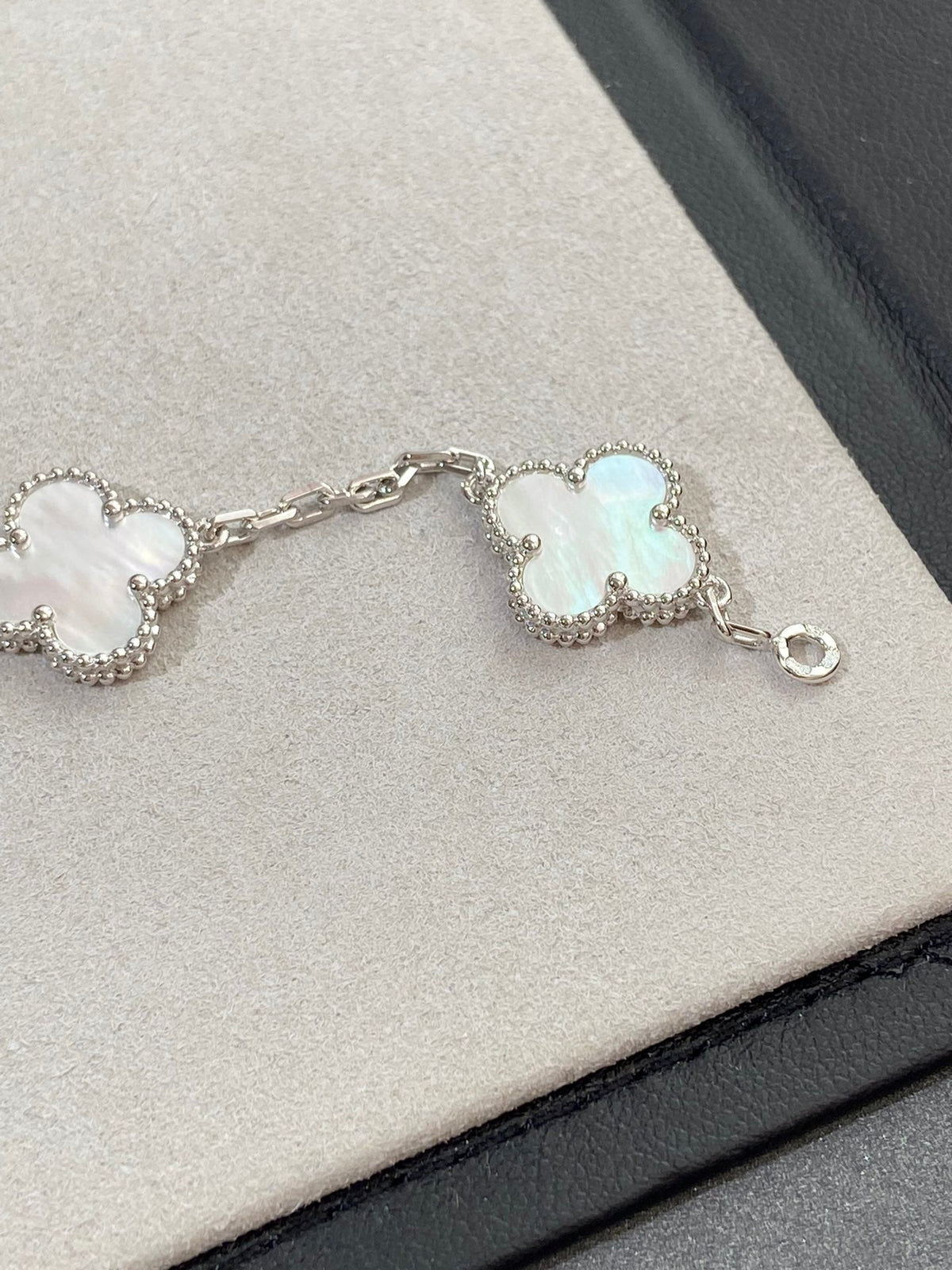 [OAKJURI Jewelry]CLOVER WHITE PEARL MOP 5 MOTIF BRACELET COLLECTION