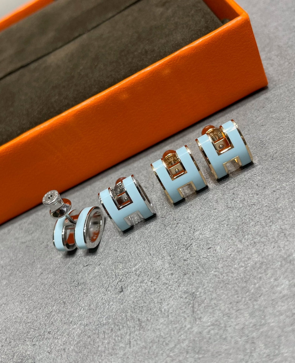 [OAKJURI Jewelry]POP H SKY BLUE STUD EARRINGS