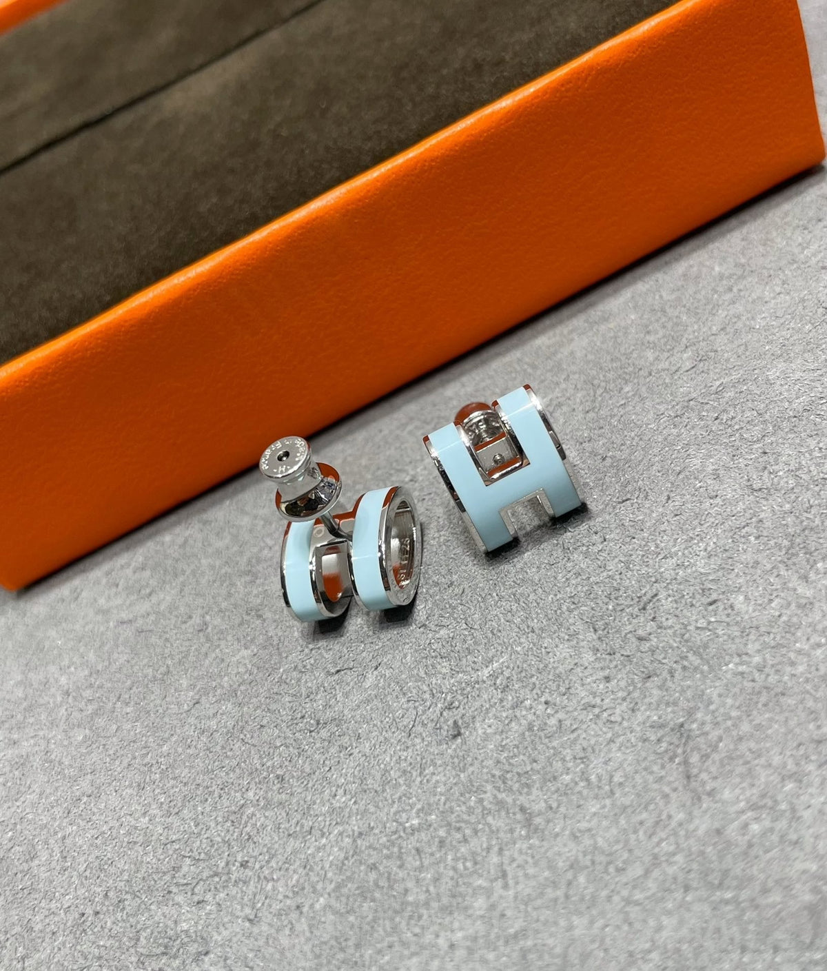 [OAKJURI Jewelry]POP H SKY BLUE STUD EARRINGS