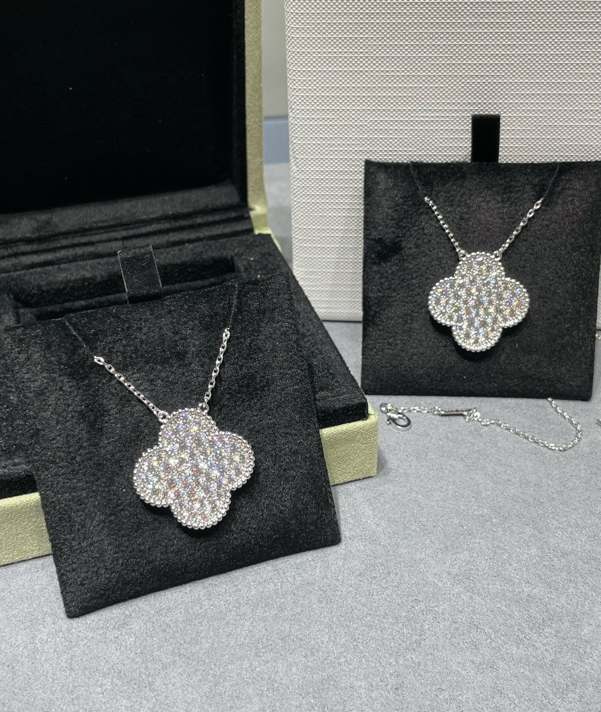[OAKJURI Jewelry]CLOVER 25MM LARGE PENDANT DIAMOND PAVED SILVER NECKLACE