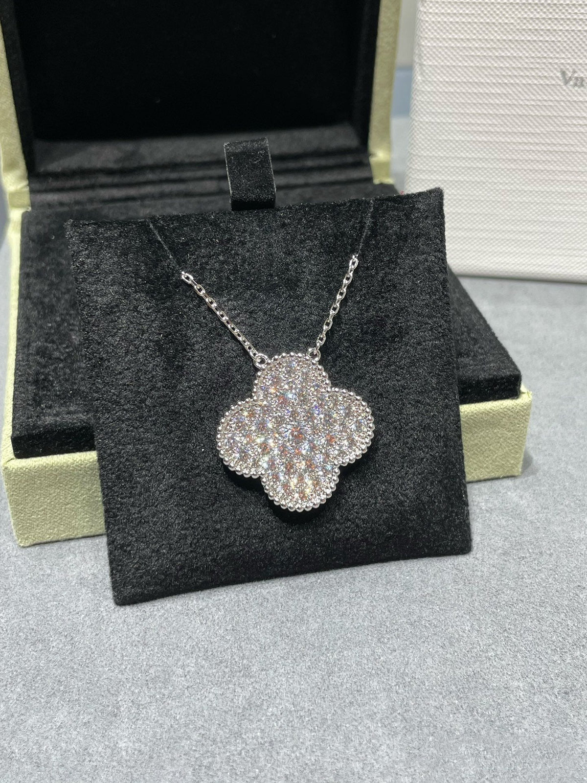 [OAKJURI Jewelry]CLOVER 25MM LARGE PENDANT DIAMOND PAVED SILVER NECKLACE