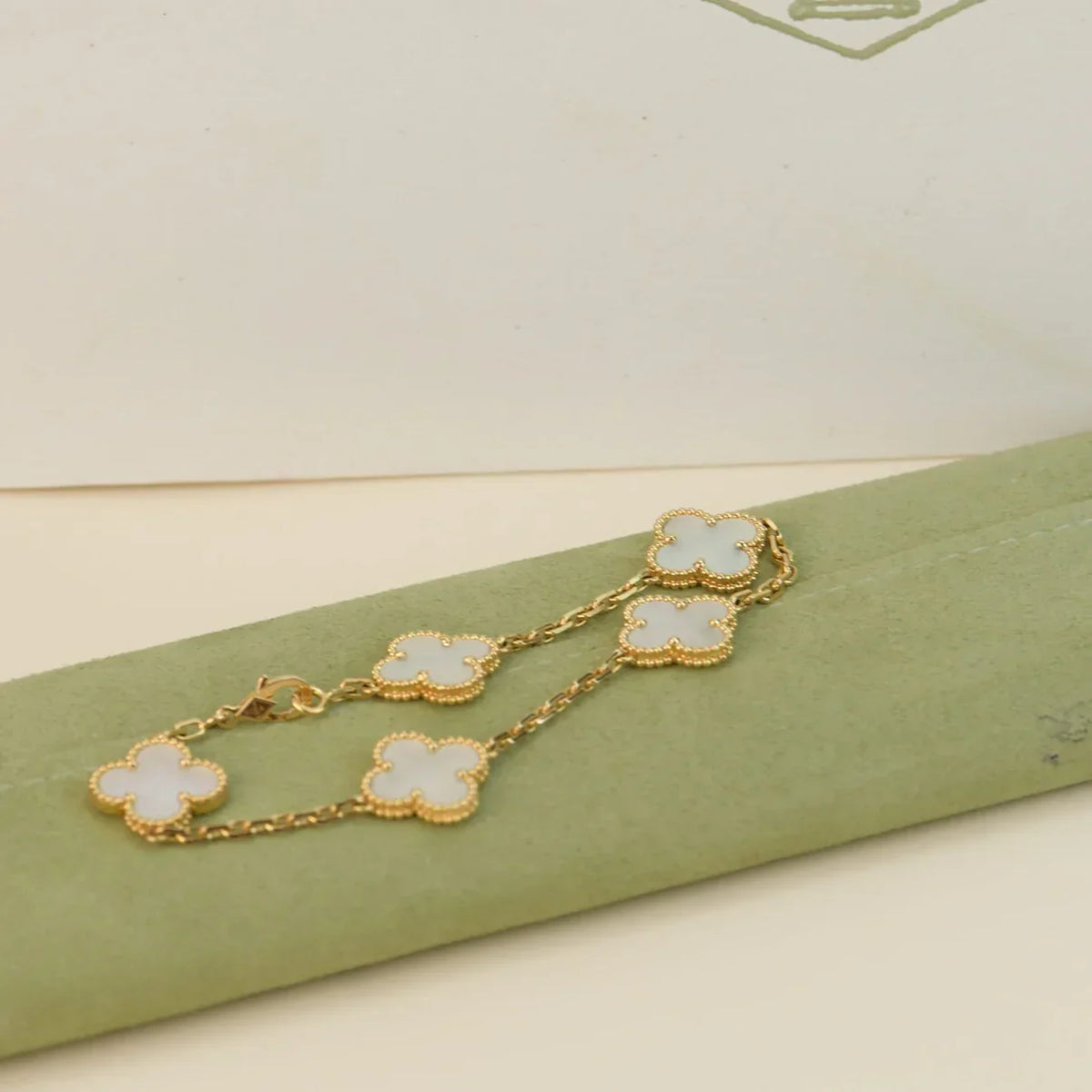 [OAKJURI Jewelry]CLOVER WHITE PEARL MOP 5 MOTIF BRACELET COLLECTION