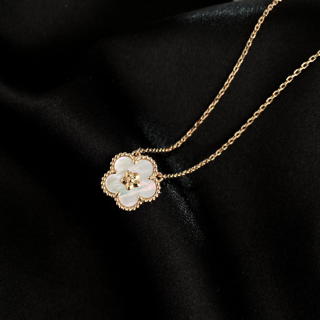 [OAKJURI Jewelry]LUCKY  WHITE MOP  PLUM BLOSSOM NECKLACE