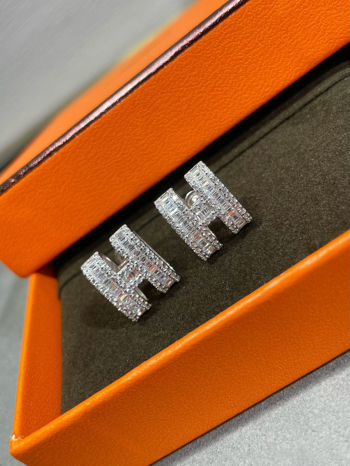 [OAKJURI Jewelry]H STUD EARRINGS WITH SILVER DIAMONDS