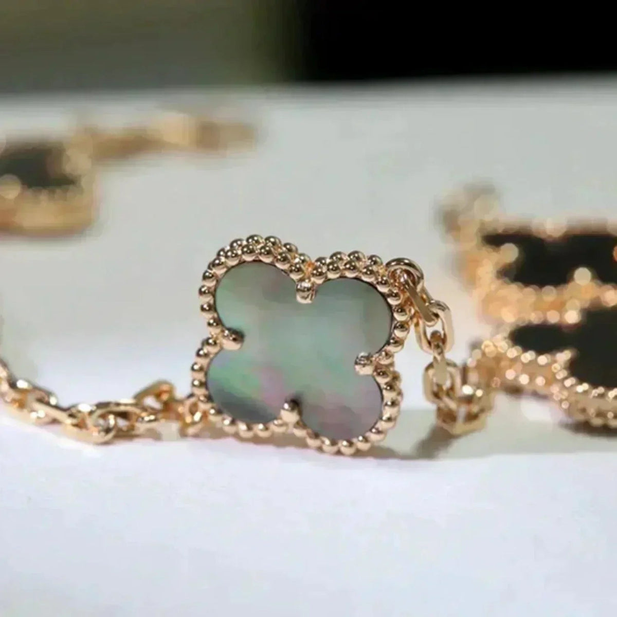 [OAKJURI Jewelry] CLOVER 5 MOTIF GRAY MOP BRACELET COLLECTION