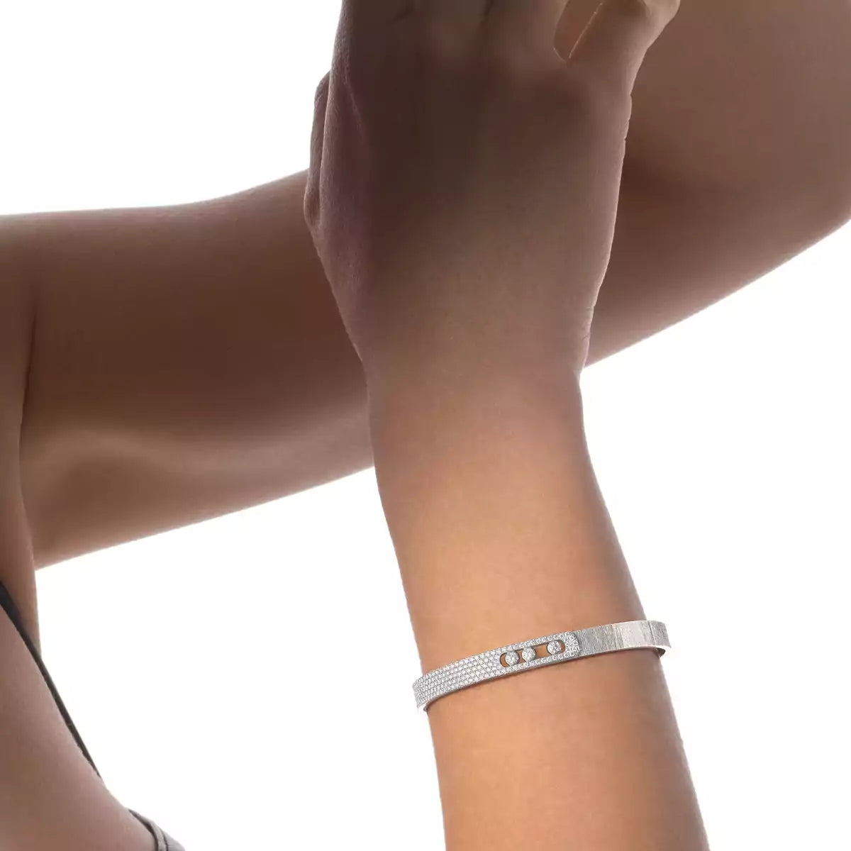 [OAKJURI Jewelry]Move Noa Ciselé half pavé bangle